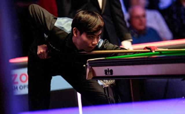 莱万多夫斯基在公牛比赛中爆冷，持续失利引发热议！